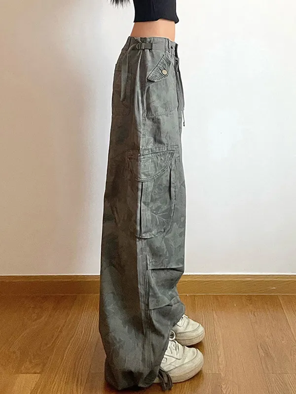 Vaqueros cargo con pies atados y múltiples bolsillos fruncidos con estampado de camuflaje