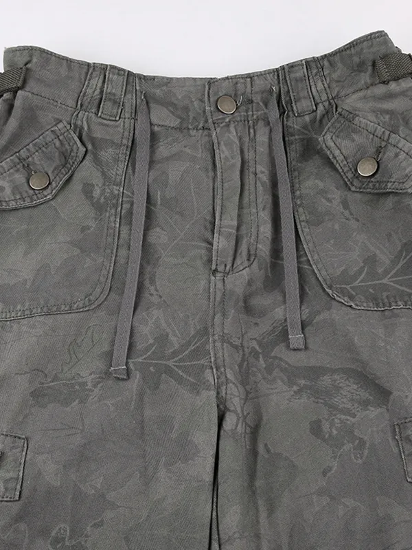 Vaqueros cargo con pies atados y múltiples bolsillos fruncidos con estampado de camuflaje
