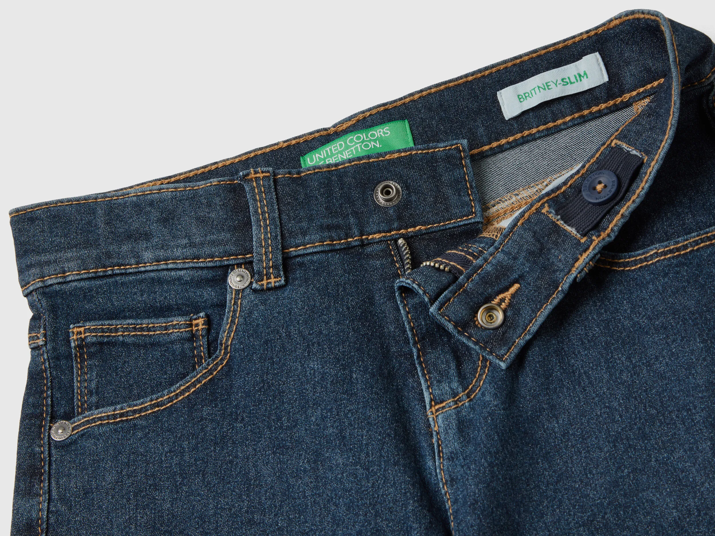 Vaqueros slim fit con cinco bolsillos