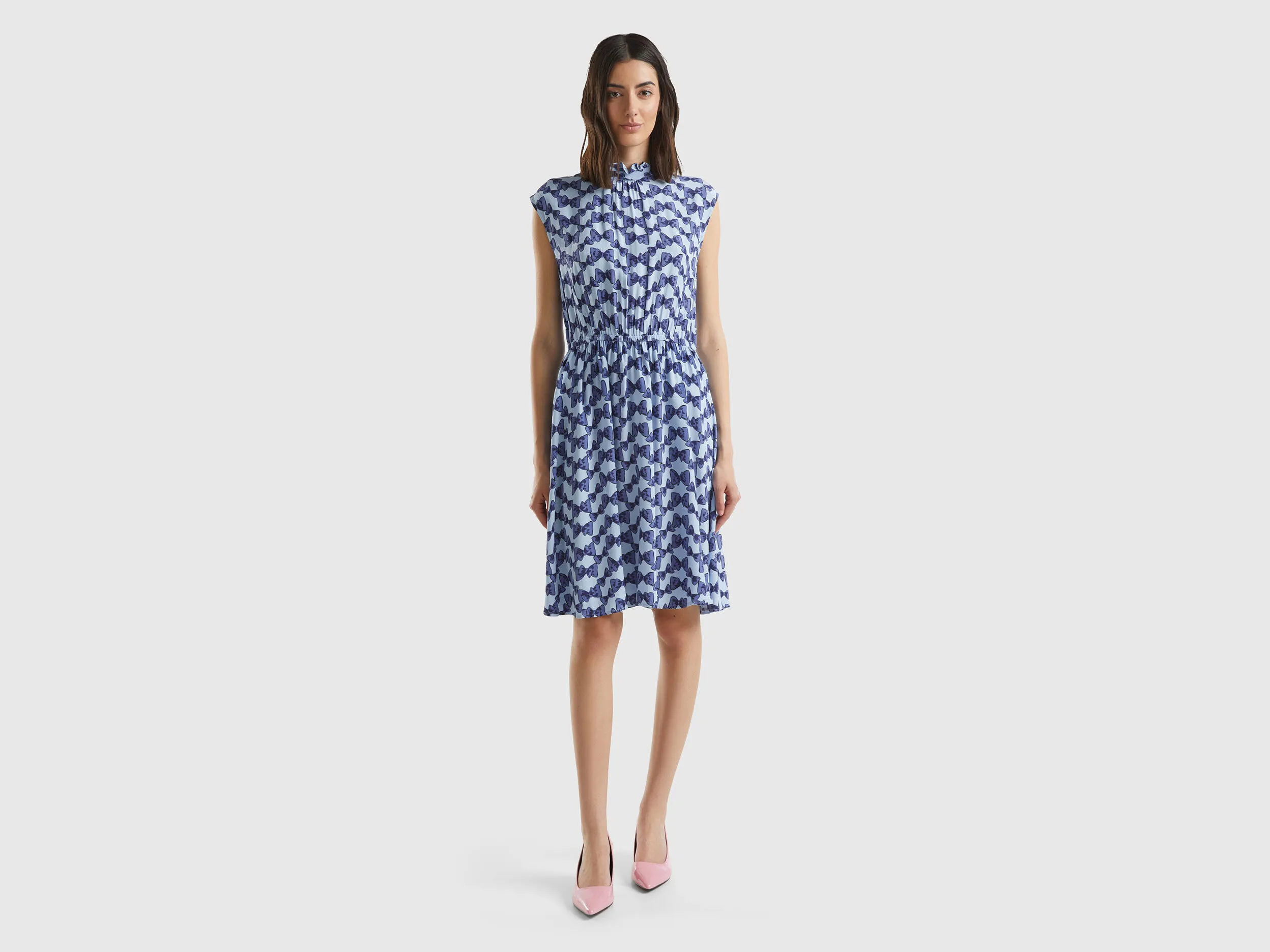 Vestido corto con estampado de lazos