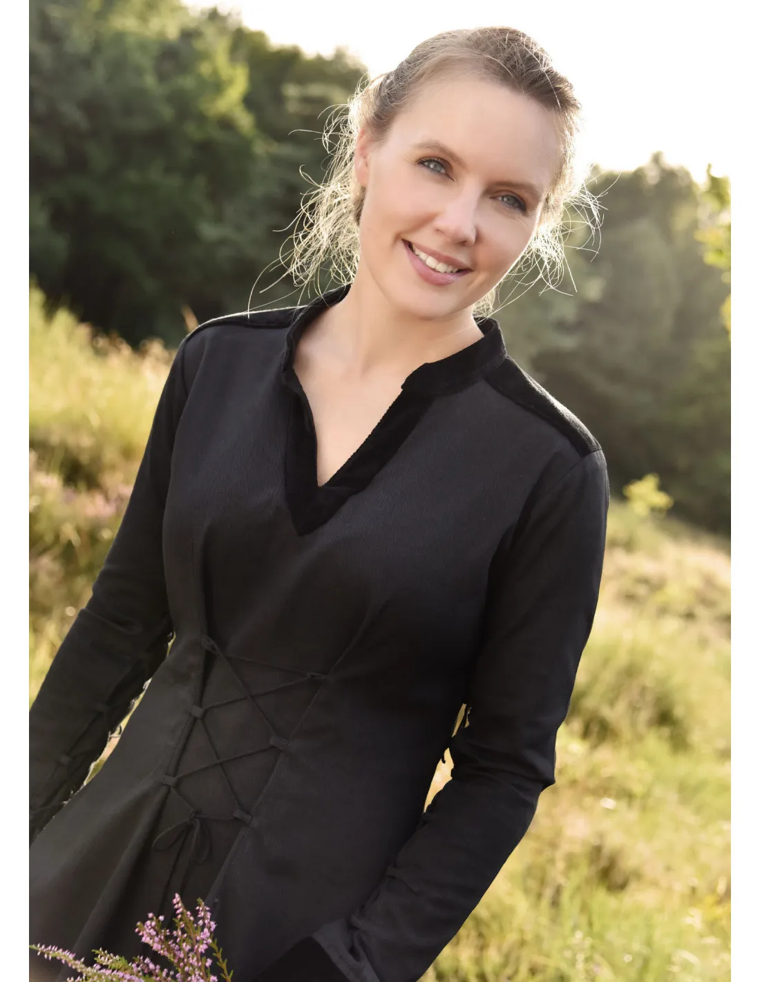 Vestido medieval Cortesana Meira con detalles en terciopelo, negro