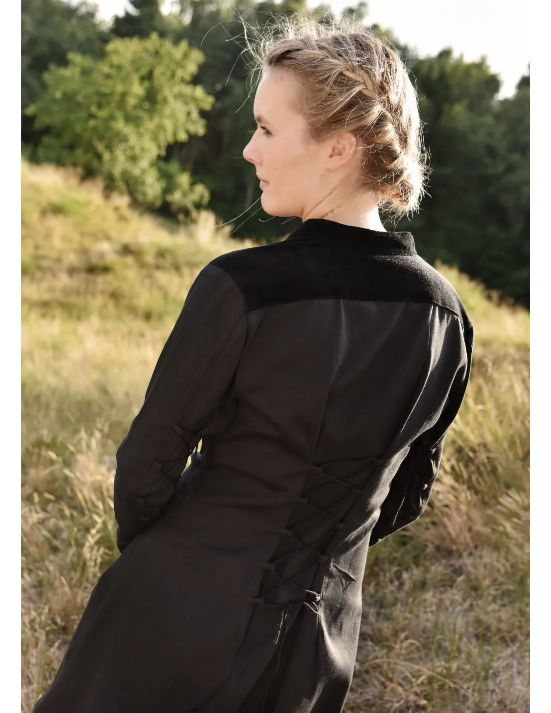 Vestido medieval Cortesana Meira con detalles en terciopelo, negro