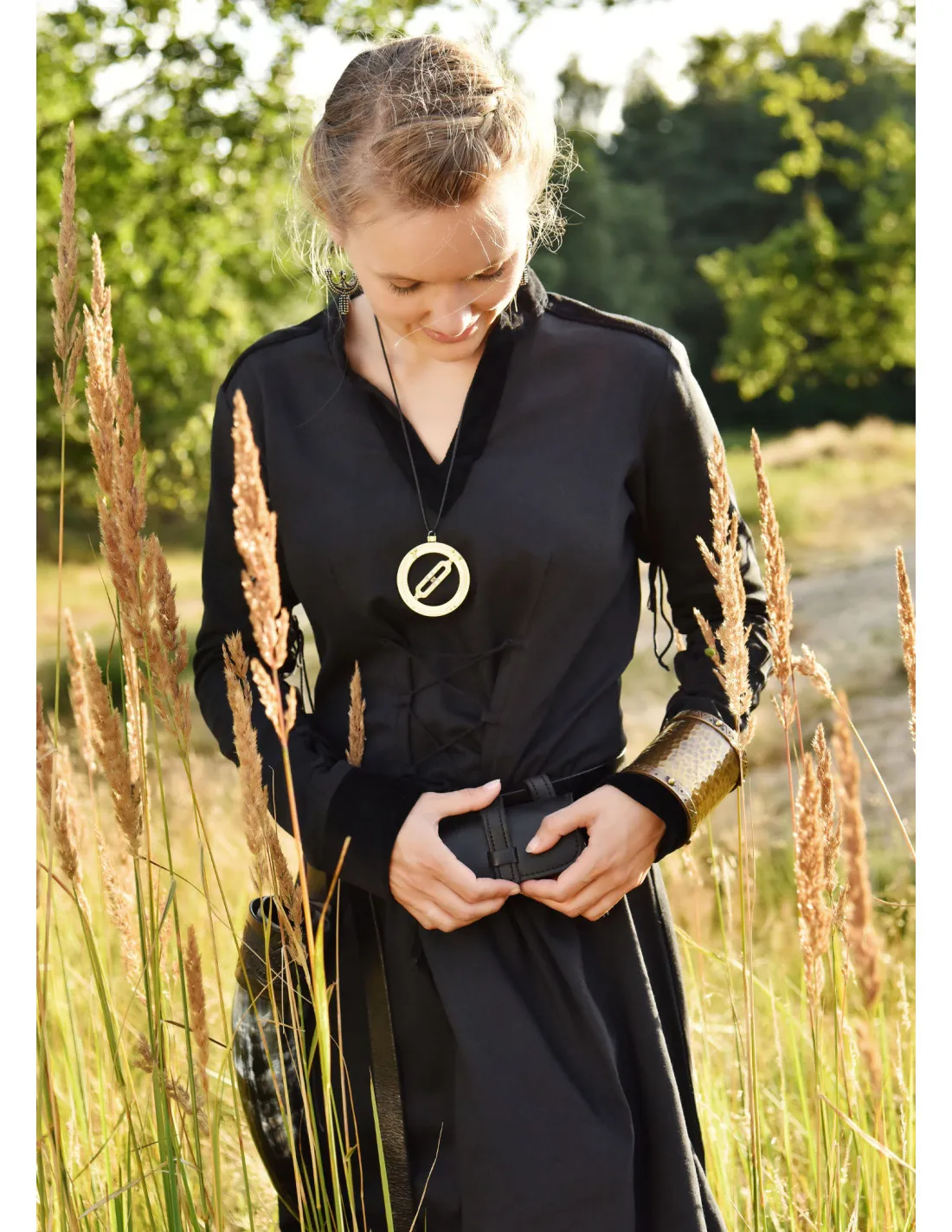 Vestido medieval Cortesana Meira con detalles en terciopelo, negro