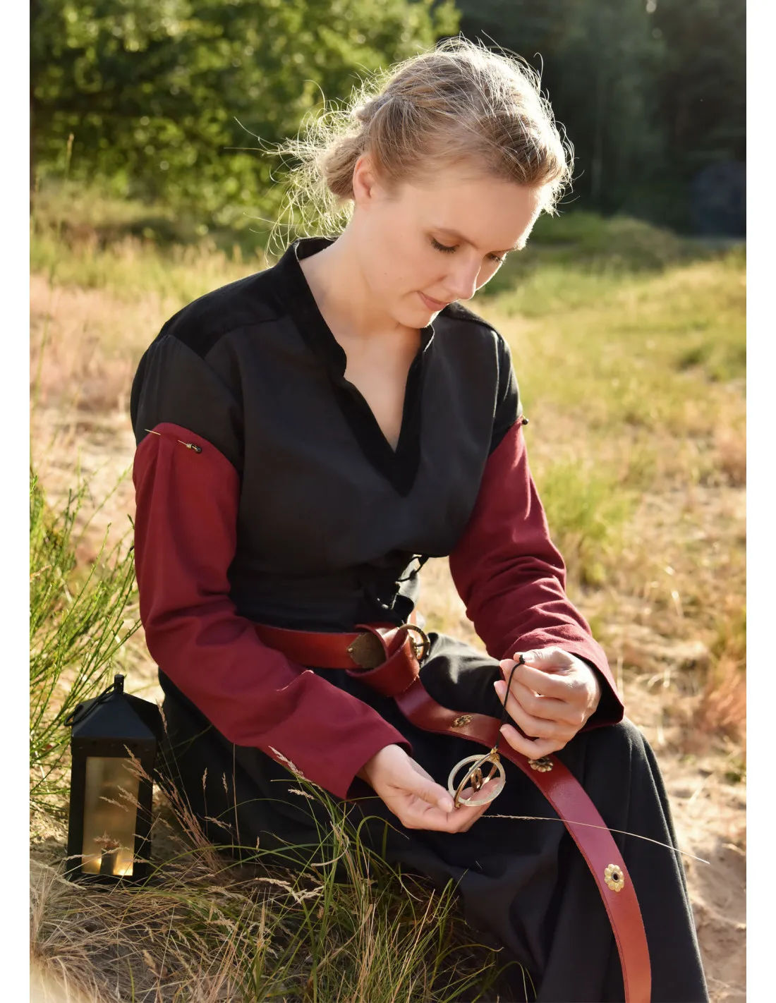Vestido medieval Cortesana Meira con detalles en terciopelo, negro