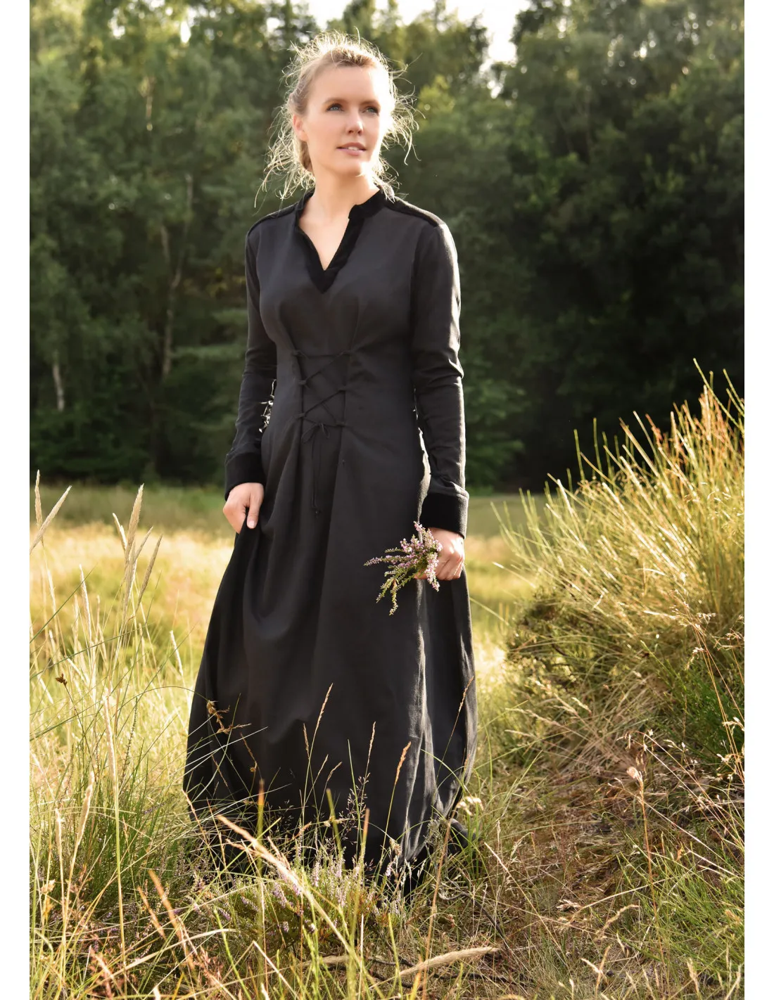 Vestido medieval Cortesana Meira con detalles en terciopelo, negro