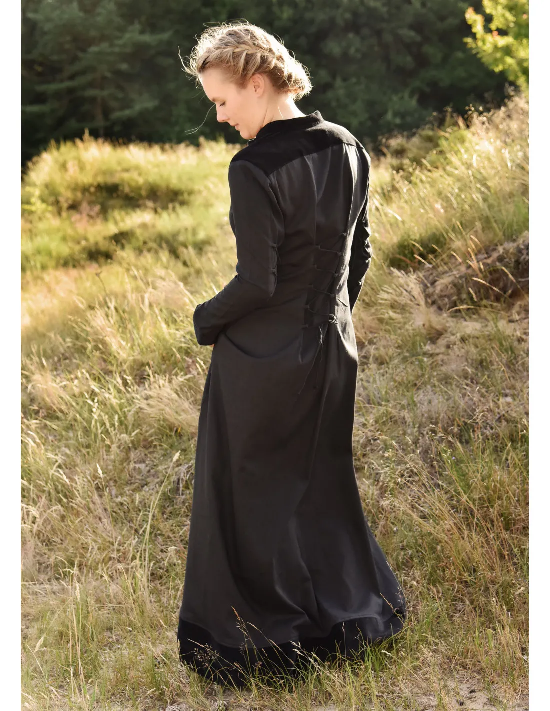 Vestido medieval Cortesana Meira con detalles en terciopelo, negro