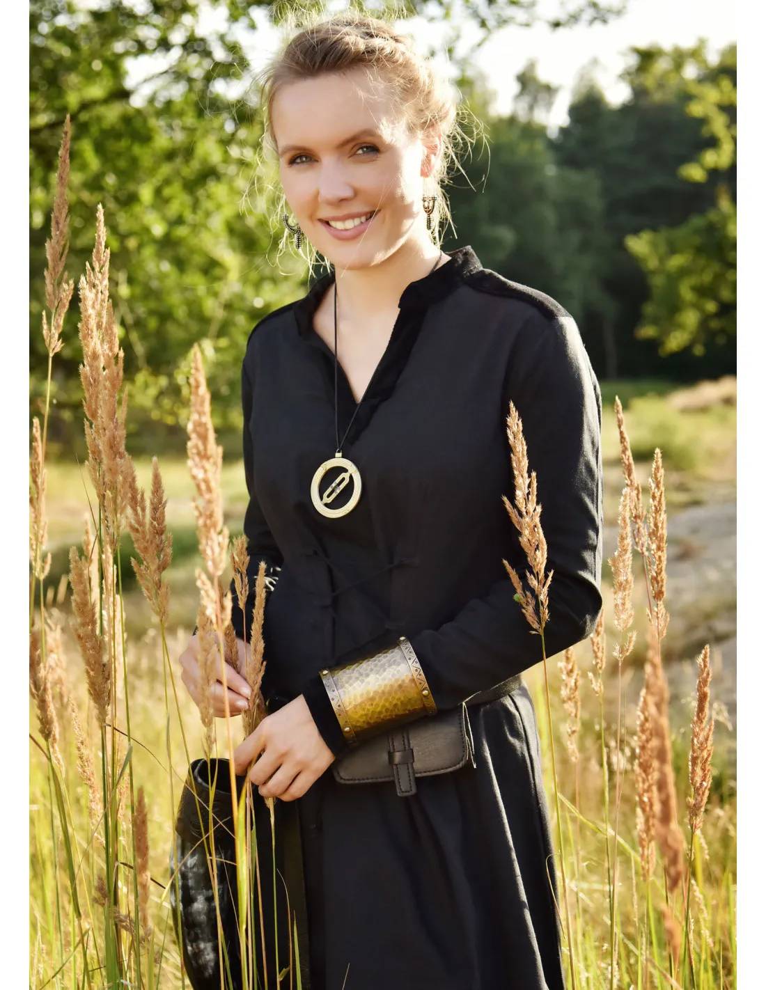 Vestido medieval Cortesana Meira con detalles en terciopelo, negro