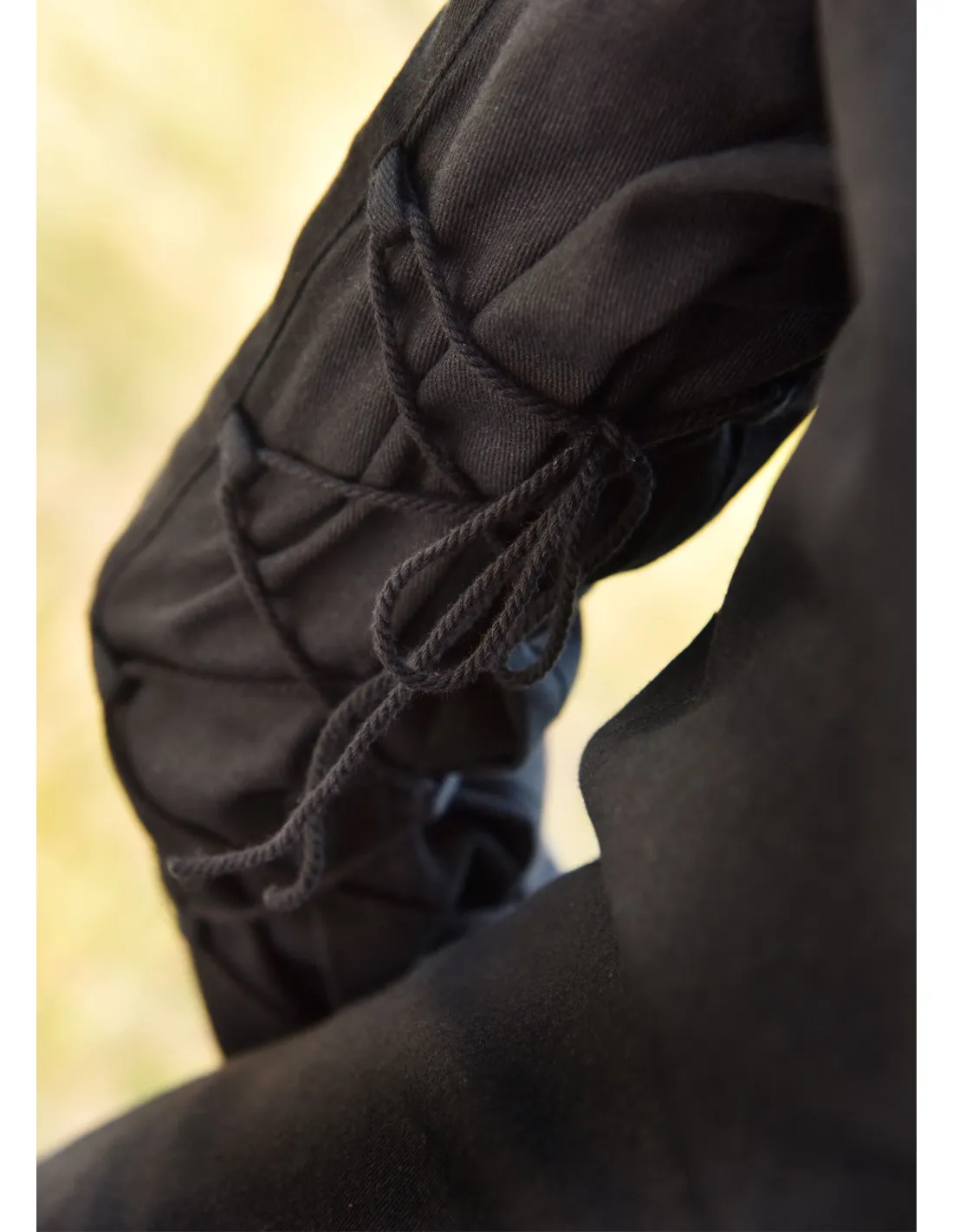 Vestido medieval Cortesana Meira con detalles en terciopelo, negro