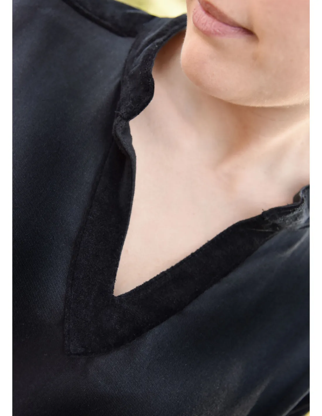Vestido medieval Cortesana Meira con detalles en terciopelo, negro
