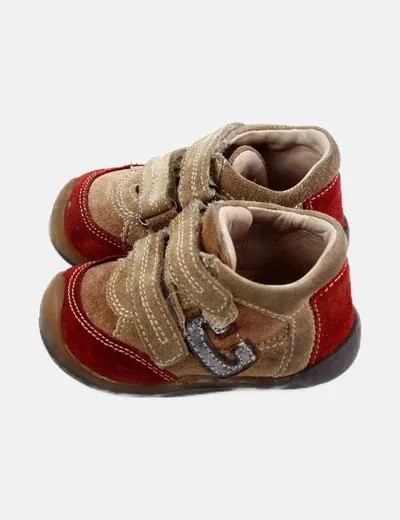 Vulladi Zapato marrón detalles rojos