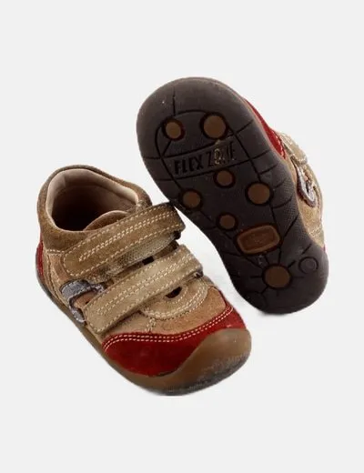 Vulladi Zapato marrón detalles rojos