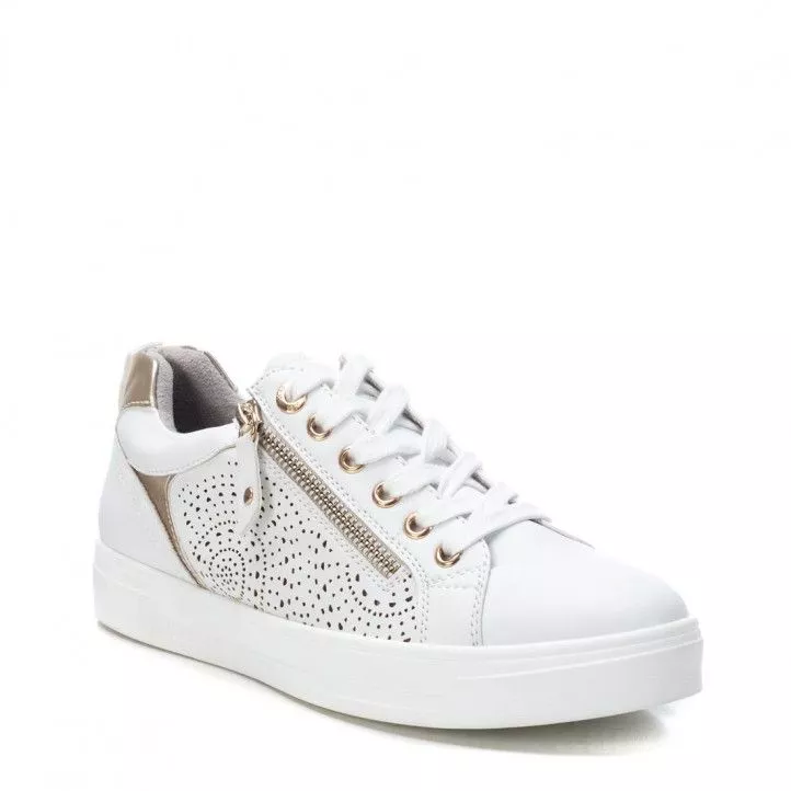 Zapatillas deportivas Xti blancas con orificios y detalles dorados
