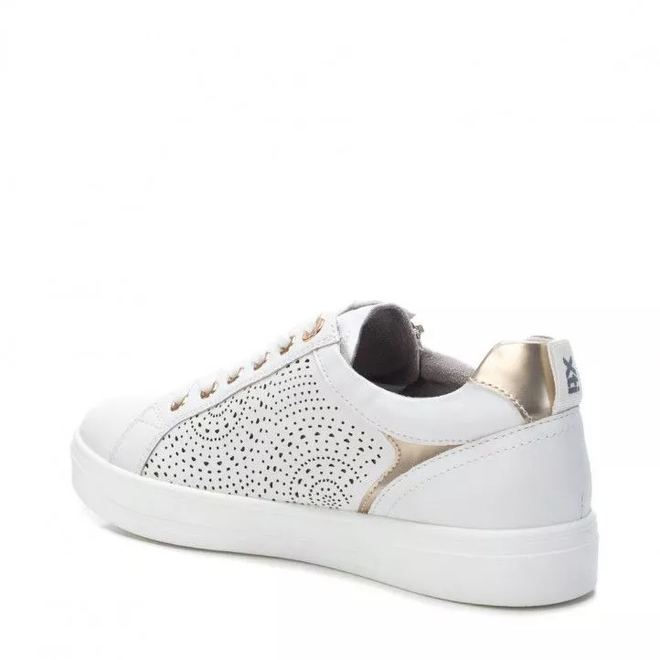 Zapatillas deportivas Xti blancas con orificios y detalles dorados