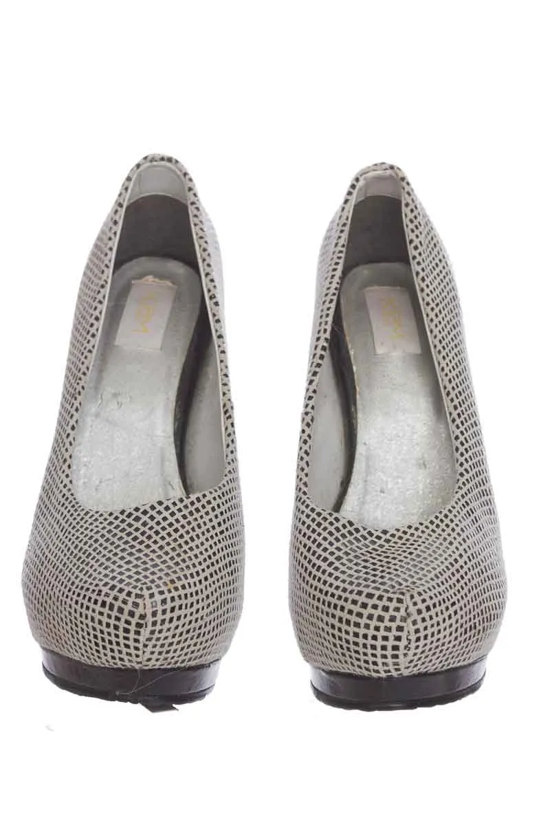 ZAPATOS COLOR GRIS  CLOSEANDO