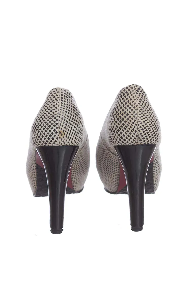 ZAPATOS COLOR GRIS  CLOSEANDO